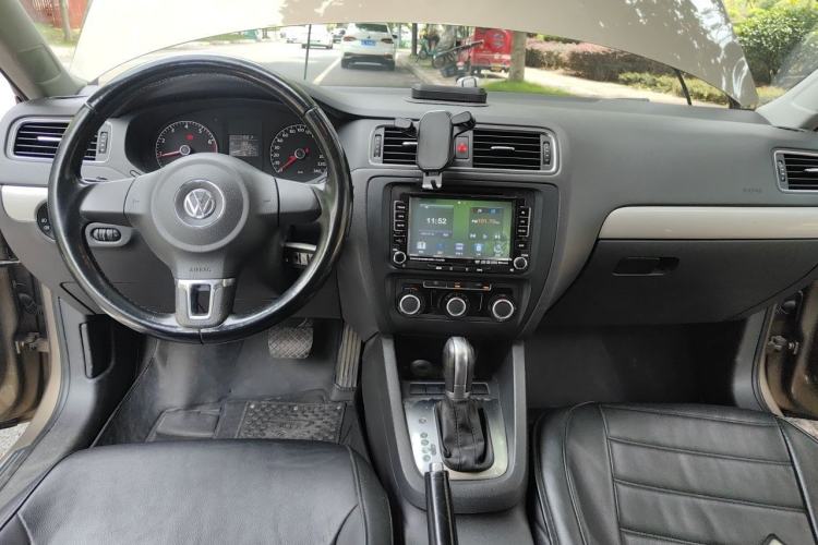 Used Volkswagen Sagitar 2014 1.6L Automatic Comfort Model Center Console