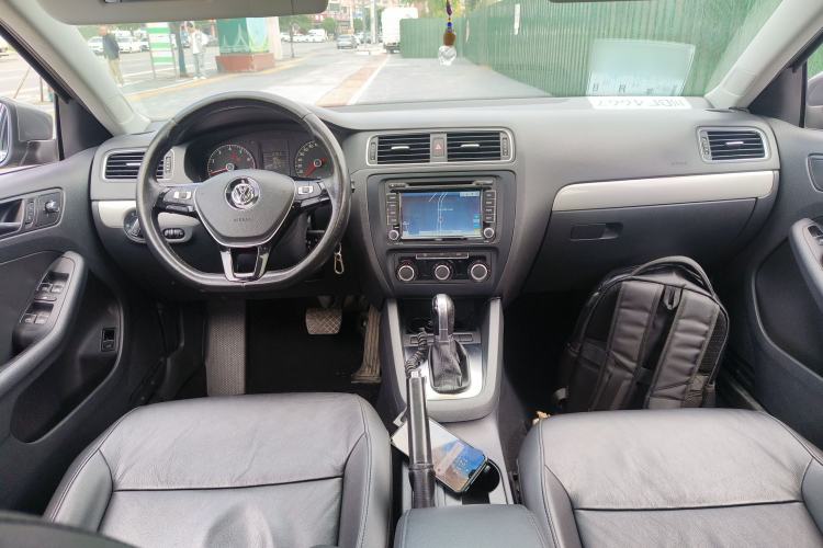 Used Volkswagen Sagitar 2014 Revised Version 1.6L Automatic Comfort Edition Center Console