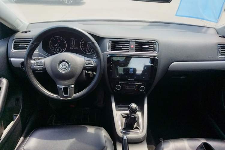 Used Volkswagen Sagitar 2014 1.4TSI Manual Luxury Model Center Console