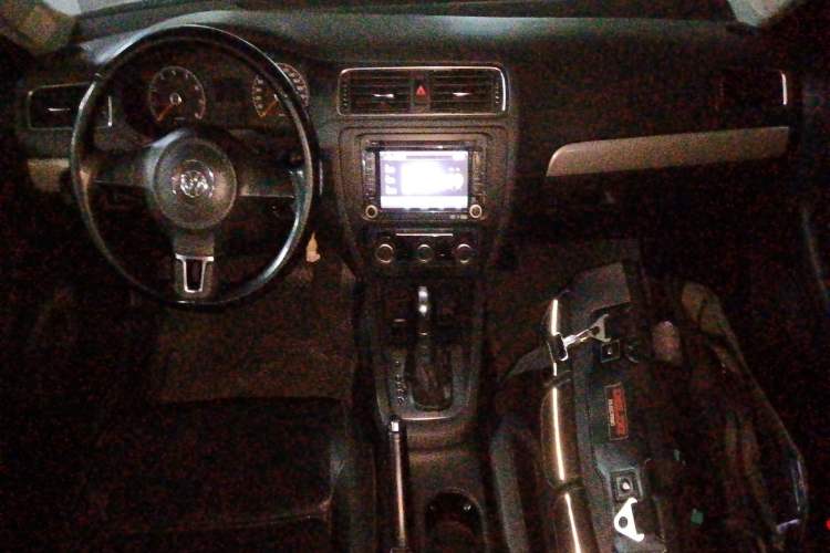 Used Volkswagen Sagitar 2014 Revised Version 1.6L Automatic Comfort Edition Center Console