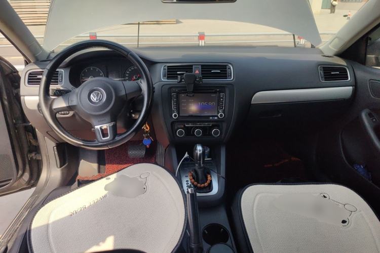 Used Volkswagen Sagitar 2014 Revised Version 1.6L Automatic Comfort Edition Center Console