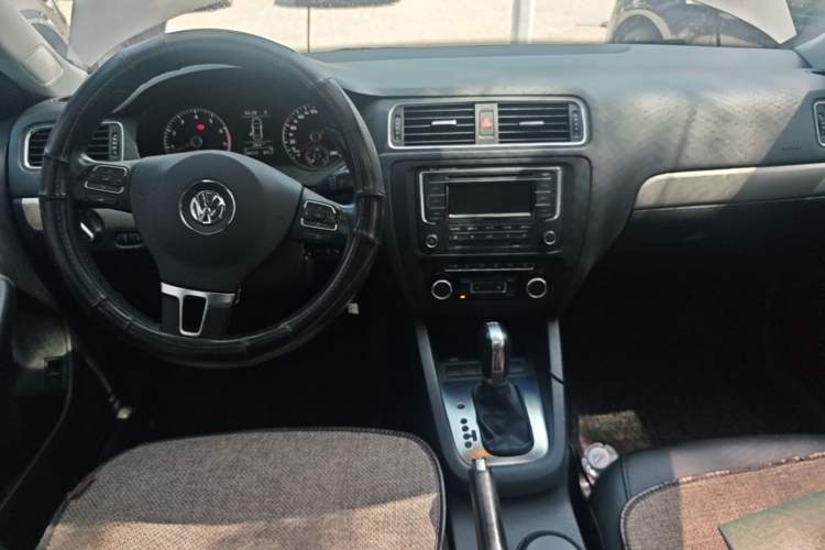 Used Volkswagen Sagitar 2014 Revised Version 1.4TSI Automatic Luxury Edition Center Console