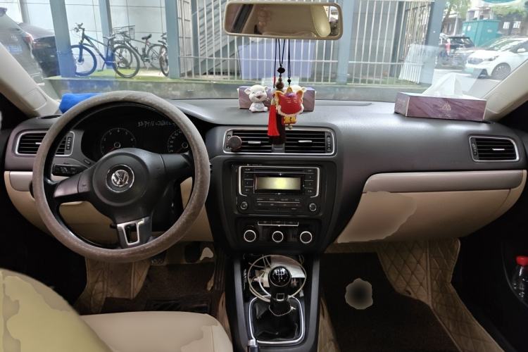 Used Volkswagen Sagitar 2014 Revised Version 1.6L Manual Comfort Edition Center Console