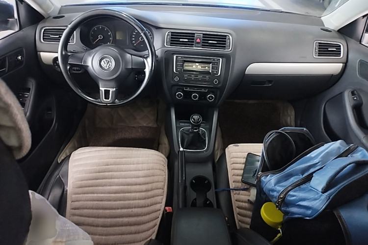 Used Volkswagen Sagitar 2014 1.6L Manual Comfort Model Center Console