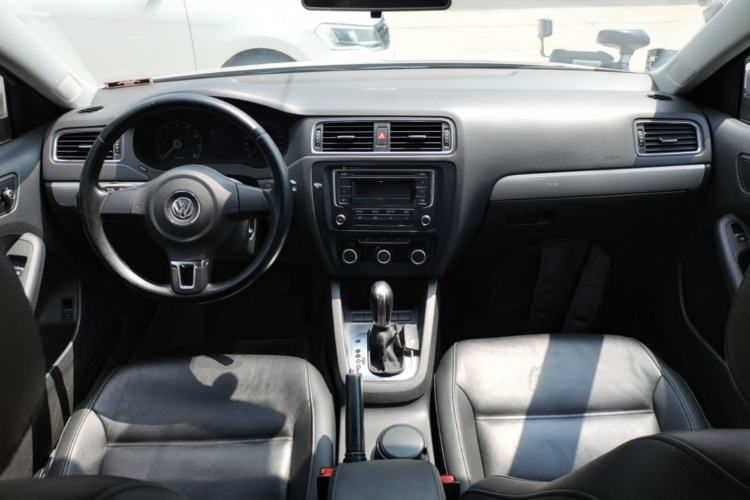 Used Volkswagen Sagitar 2014 Revised Version 1.6L Automatic Comfort Edition Center Console