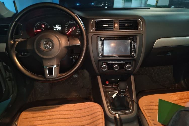 Used Volkswagen Sagitar 2014 Revised Version 1.6L Manual Comfort Edition Center Console