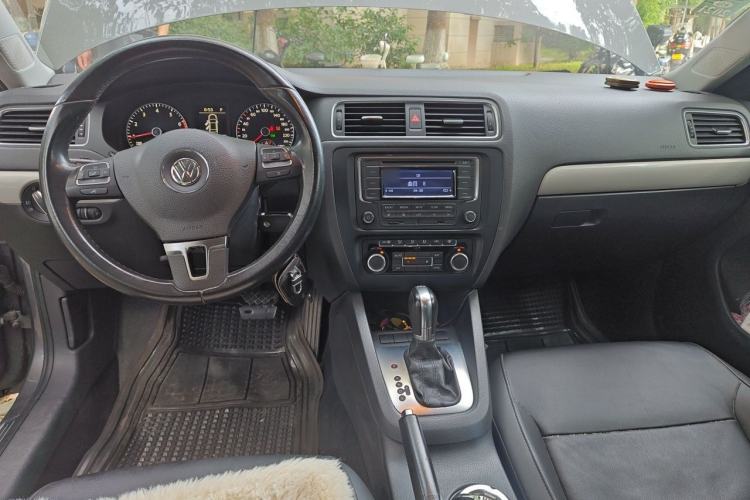 Used Volkswagen Sagitar 2014 Revised Version 1.4TSI Automatic Luxury Edition Center Console