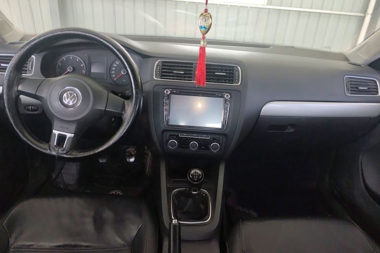 Used Volkswagen Sagitar 2014 1.6L Manual Comfort Model Center Console