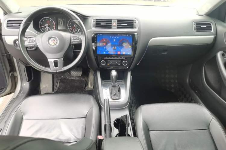 Used Volkswagen Sagitar 2014 Revised Version 1.4TSI Automatic Luxury Edition Center Console