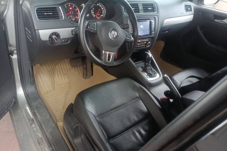 Used Volkswagen Sagitar 2014 Revised Version 1.4TSI Automatic Luxury Edition Center Console
