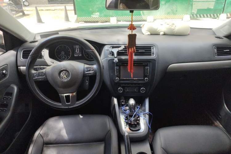 Used Volkswagen Sagitar 2014 1.4TSI Automatic Luxury Model Center Console