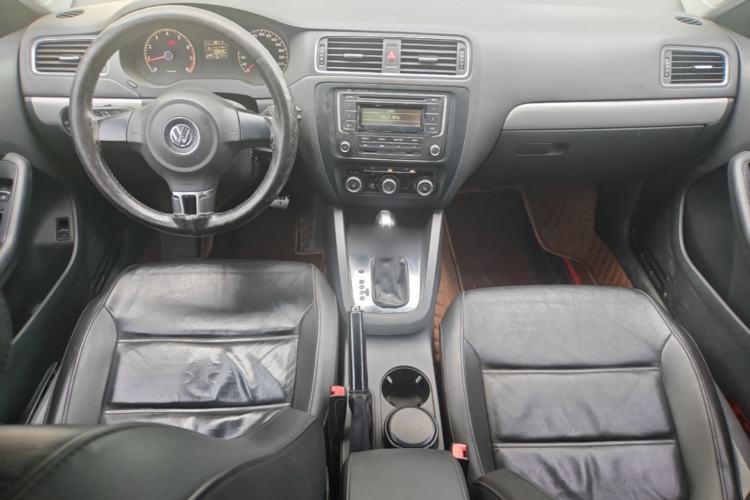 Used Volkswagen Sagitar 2014 1.6L Automatic Comfort Model Center Console