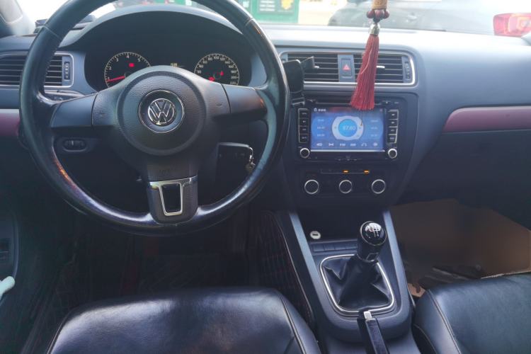 Used Volkswagen Sagitar 2014 1.6L Manual Comfort Model Center Console