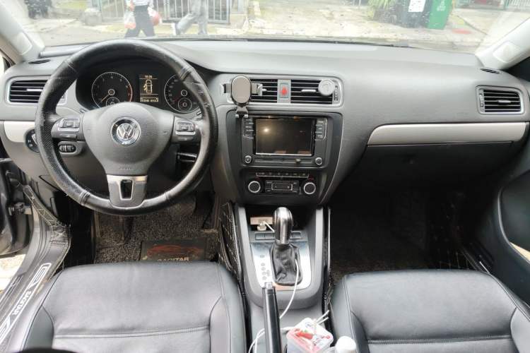 Used Volkswagen Sagitar 2014 Revised Version 1.4TSI Automatic Luxury Edition Center Console