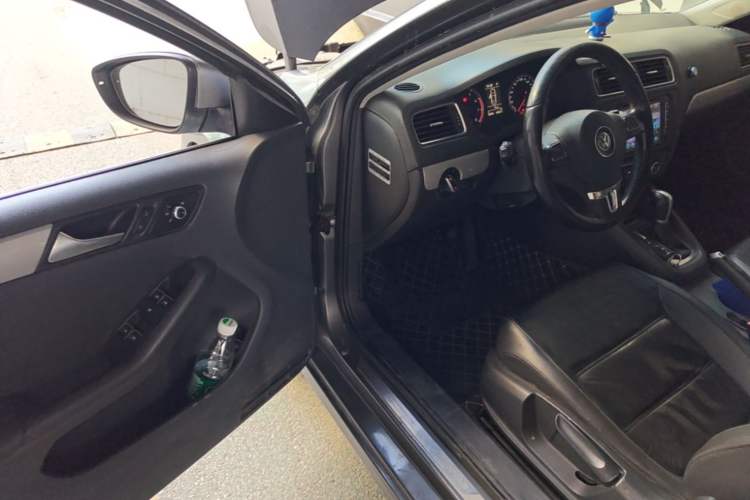 Used Volkswagen Sagitar 2014 1.4TSI Automatic Luxury Model Driver Seat