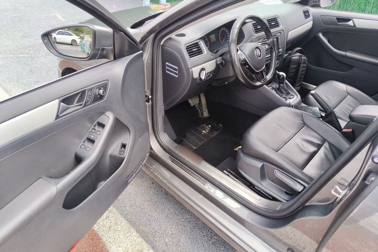 Used Volkswagen Sagitar 2014 Revised Version 1.6L Automatic Comfort Edition Driver Seat