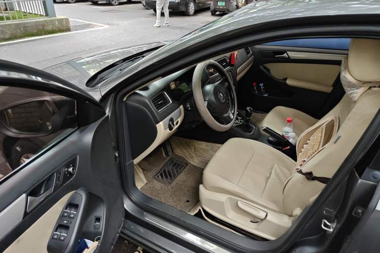 Used Volkswagen Sagitar 2014 Revised Version 1.6L Manual Comfort Edition Driver Seat
