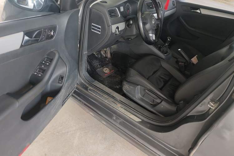 Used Volkswagen Sagitar 2014 1.6L Manual Comfort Model Driver Seat