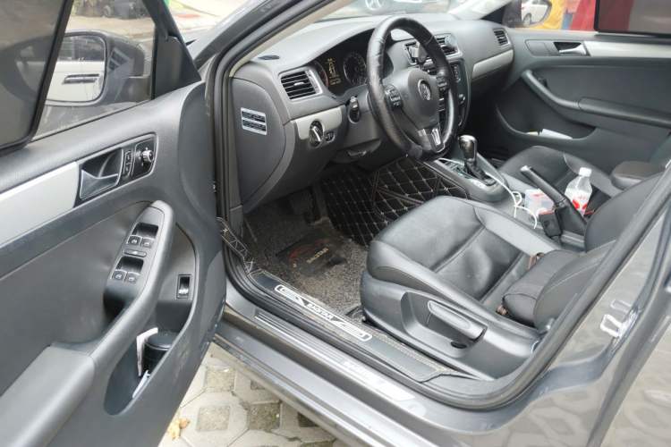 Used Volkswagen Sagitar 2014 Revised Version 1.4TSI Automatic Luxury Edition Driver Seat