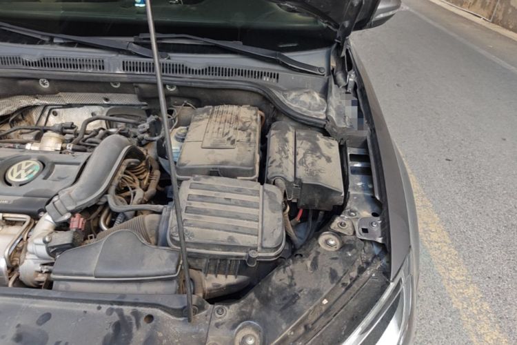 Used Volkswagen Sagitar 2014 1.4TSI Automatic Luxury Model Engine Bay Left