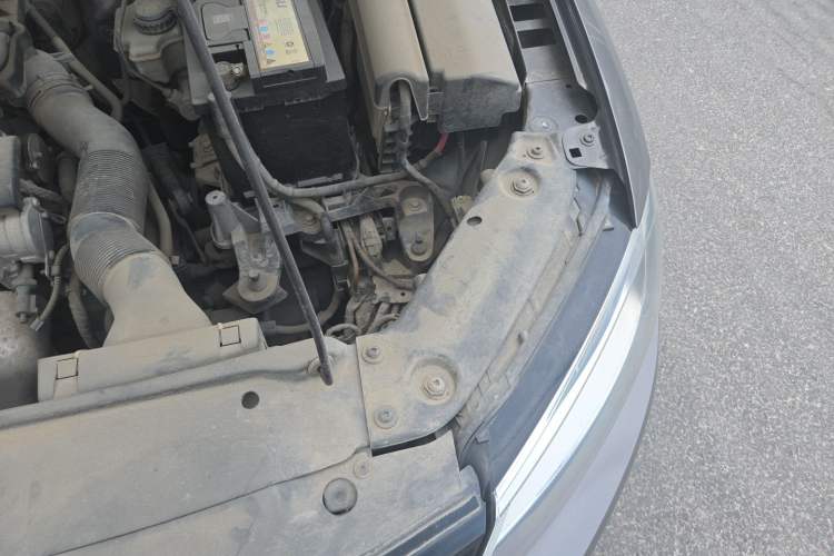 Used Volkswagen Sagitar 2014 1.6L Manual Comfort Model Engine Bay Left
