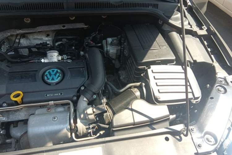 Used Volkswagen Sagitar 2014 1.4TSI Automatic Luxury Model Engine Bay Left