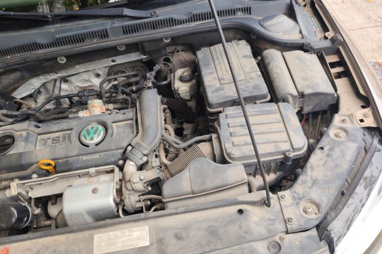 Used Volkswagen Sagitar 2014 1.4TSI Automatic Luxury Model Engine Bay Left