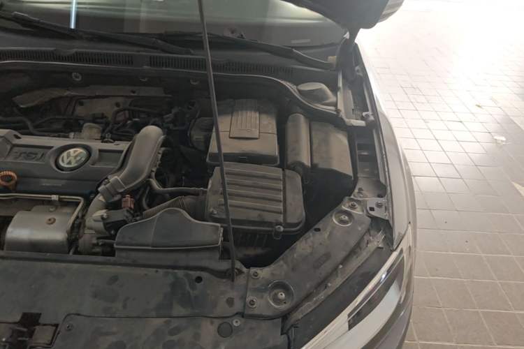 Used Volkswagen Sagitar 2014 1.4TSI Automatic Luxury Model Engine Bay Left