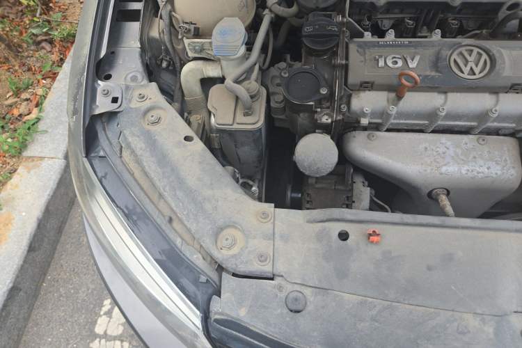 Used Volkswagen Sagitar 2014 1.6L Manual Comfort Model Engine Bay Right