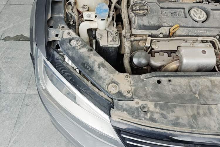 Used Volkswagen Sagitar 2014 1.4TSI Automatic Luxury Model Engine Bay Right