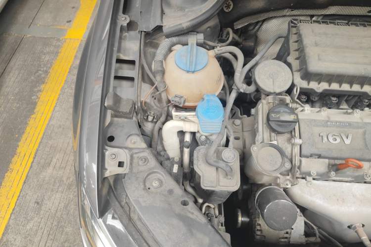 Used Volkswagen Sagitar 2014 1.6L Automatic Comfort Model Engine Bay Right