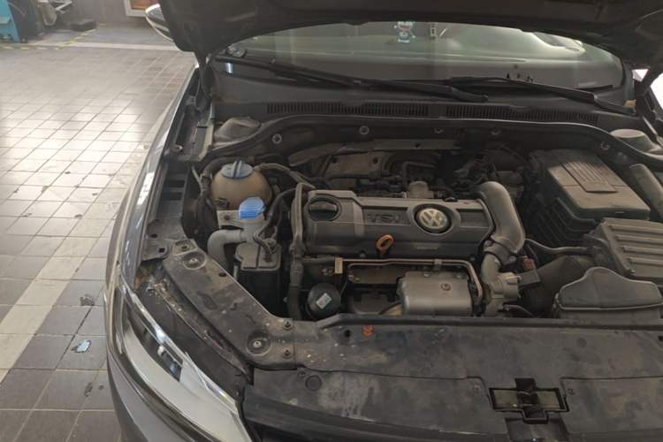 Used Volkswagen Sagitar 2014 1.4TSI Automatic Luxury Model Engine Bay Right
