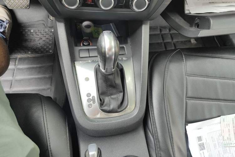 Used Volkswagen Sagitar 2014 1.6L Automatic Comfort Model Gear Lever