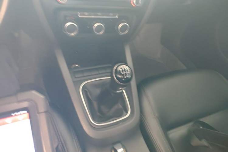 Used Volkswagen Sagitar 2014 Revised Version 1.6L Manual Comfort Edition Gear Lever