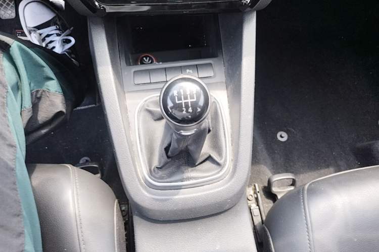 Used Volkswagen Sagitar 2014 1.4TSI Manual Luxury Model Gear Lever
