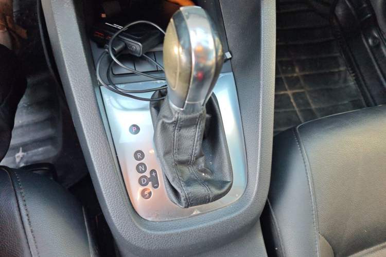 Used Volkswagen Sagitar 2014 1.6L Automatic Comfort Model Gear Lever