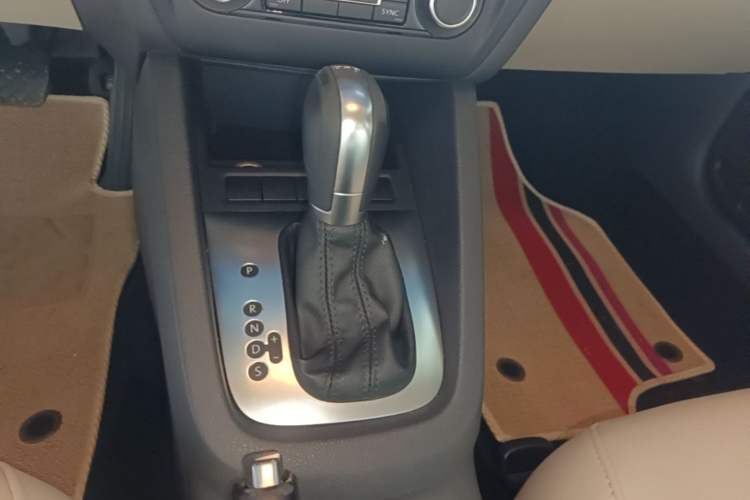 Used Volkswagen Sagitar 2014 Revised Version 1.4TSI Automatic Luxury Edition Gear Lever