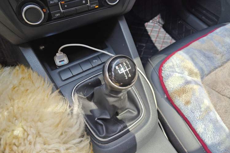 Used Volkswagen Sagitar 2014 1.4TSI Manual Luxury Model Gear Lever