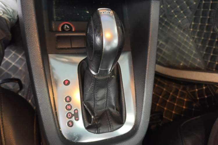 Used Volkswagen Sagitar 2014 1.4TSI Automatic Luxury Model Gear Lever
