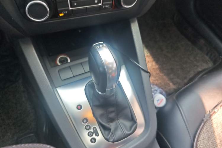 Used Volkswagen Sagitar 2014 Revised Version 1.4TSI Automatic Luxury Edition Gear Lever