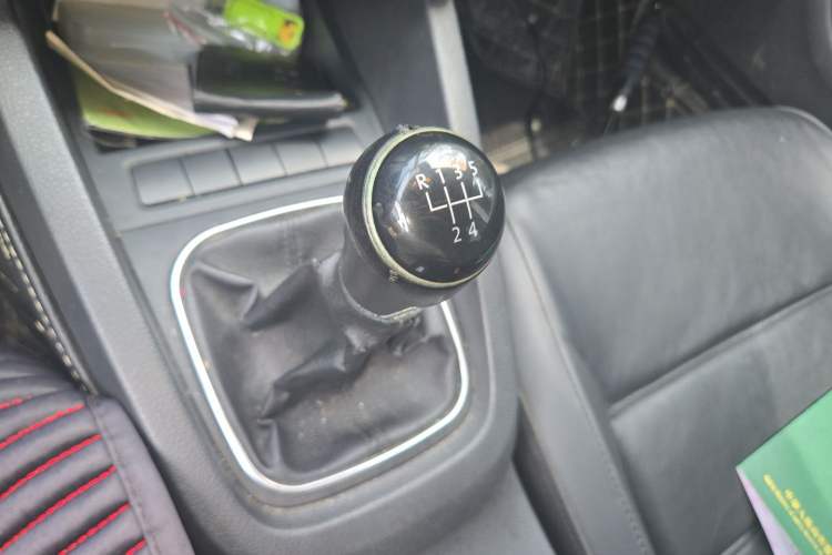 Used Volkswagen Sagitar 2014 1.6L Manual Comfort Model Gear Lever