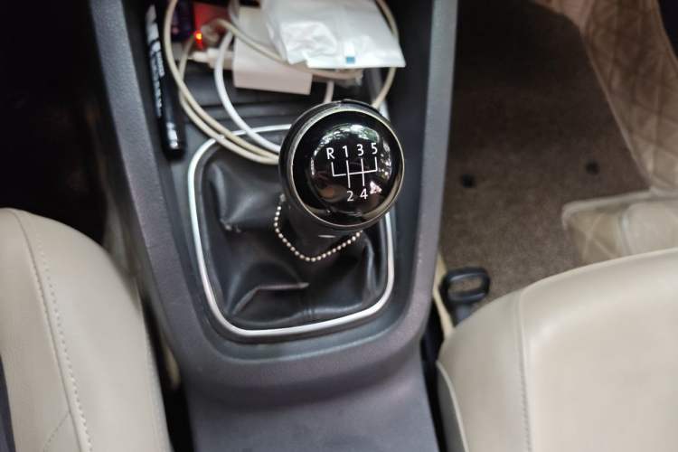 Used Volkswagen Sagitar 2014 Revised Version 1.6L Manual Comfort Edition Gear Lever