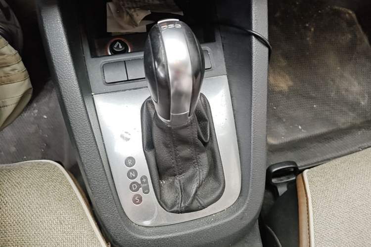Used Volkswagen Sagitar 2014 1.4TSI Automatic Luxury Model Gear Lever