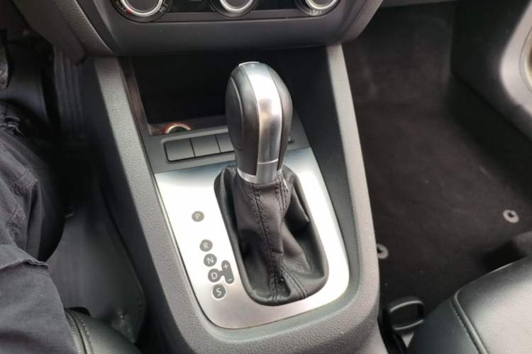 Used Volkswagen Sagitar 2014 Revised Version 1.6L Automatic Comfort Edition Gear Lever