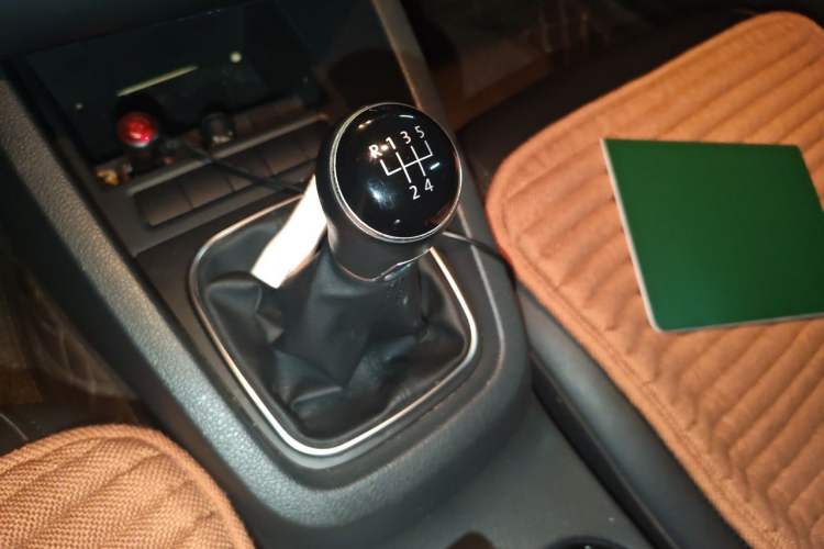 Used Volkswagen Sagitar 2014 Revised Version 1.6L Manual Comfort Edition Gear Lever