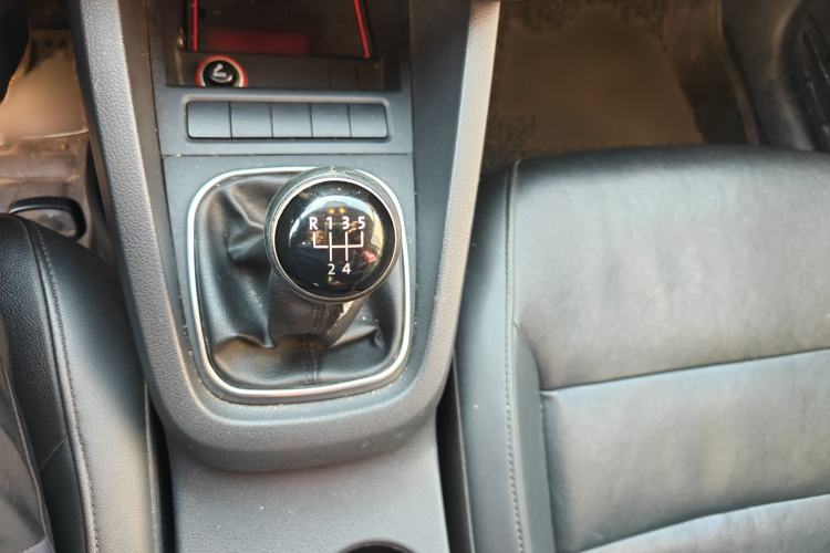 Used Volkswagen Sagitar 2014 Revised Version 1.6L Manual Comfort Edition Gear Lever