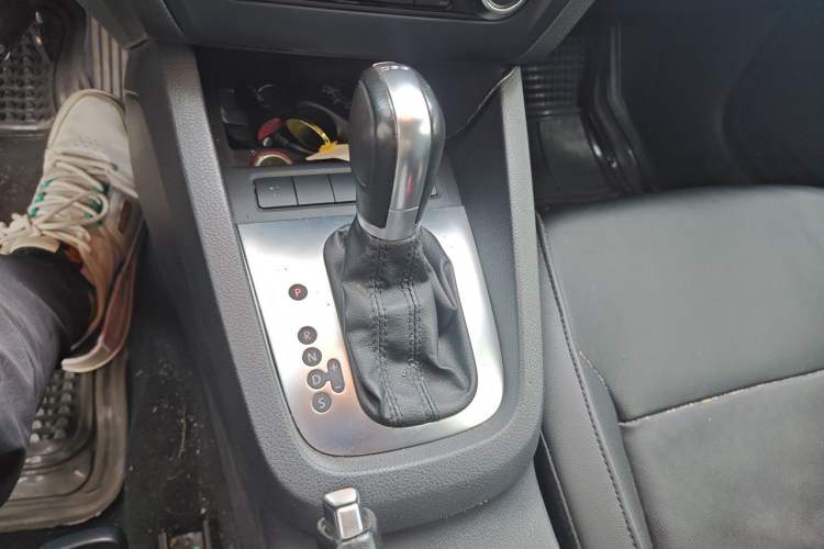 Used Volkswagen Sagitar 2014 Revised Version 1.4TSI Automatic Luxury Edition Gear Lever