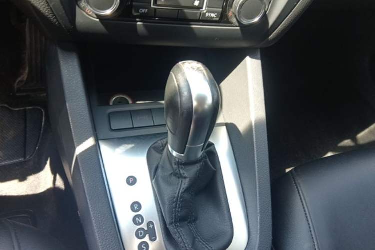 Used Volkswagen Sagitar 2014 1.4TSI Automatic Luxury Model Gear Lever