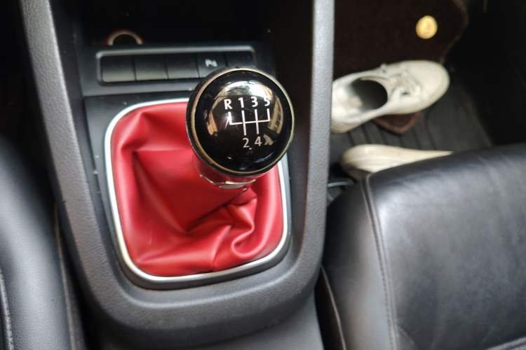 Used Volkswagen Sagitar 2014 1.4TSI Manual Luxury Model Gear Lever