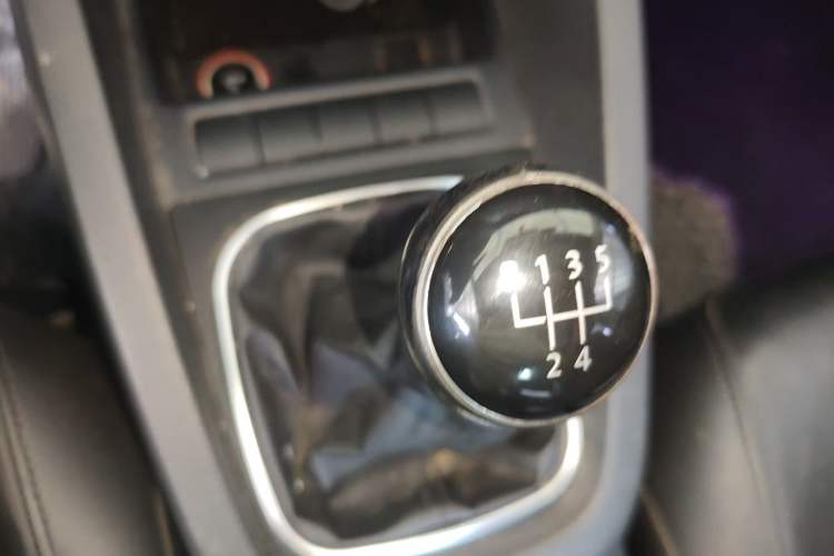 Used Volkswagen Sagitar 2014 1.6L Manual Comfort Model Gear Lever